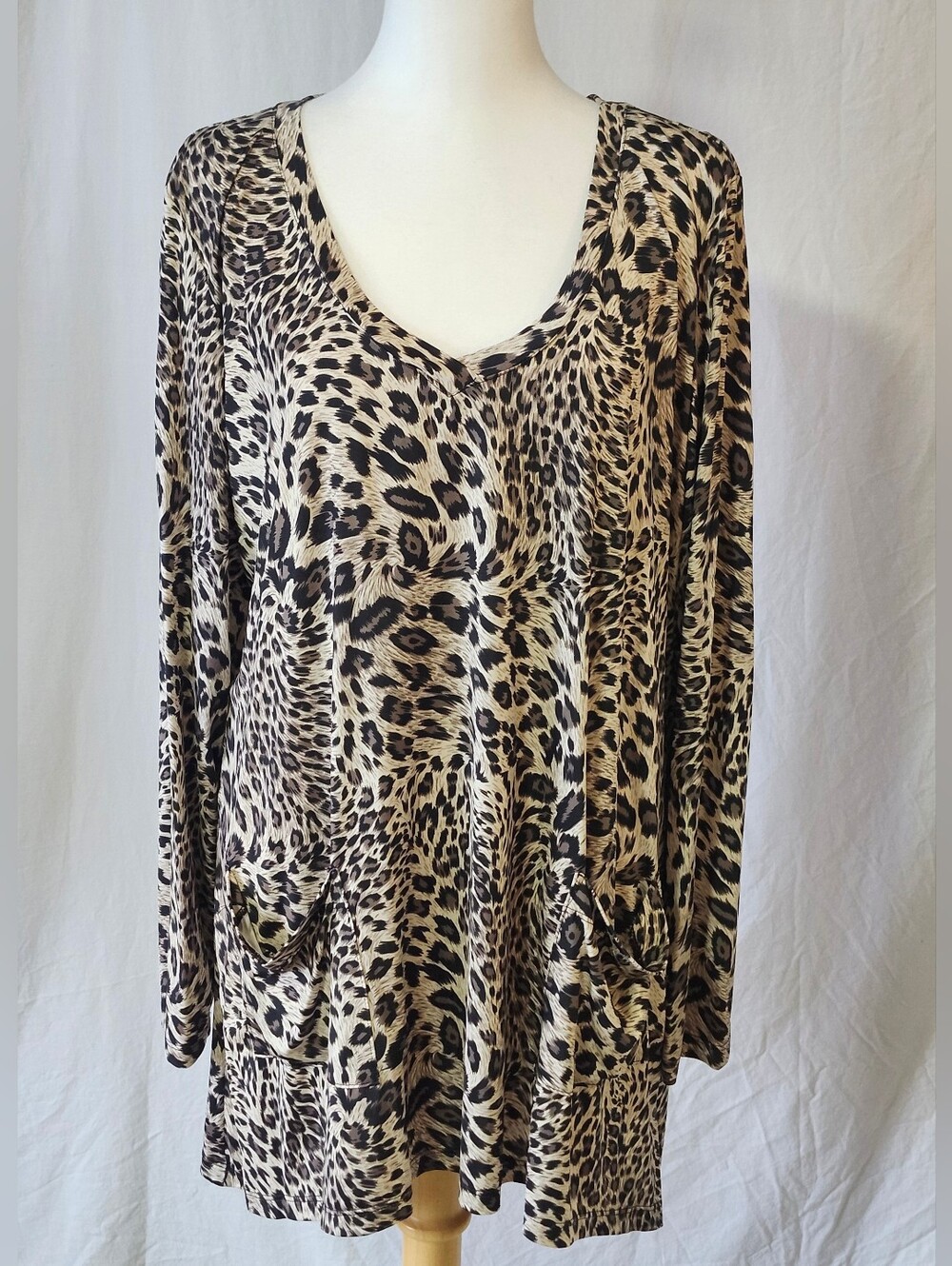 Mr Max Leopard Print V-Neck Long Sleeve Women's Top - Beige/Black